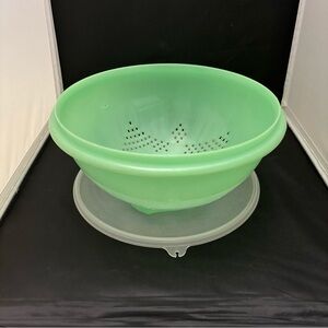 Vintage Tupperware Colander Strainer Bowl Jadeite Green  Star Pattern W/Lid!
